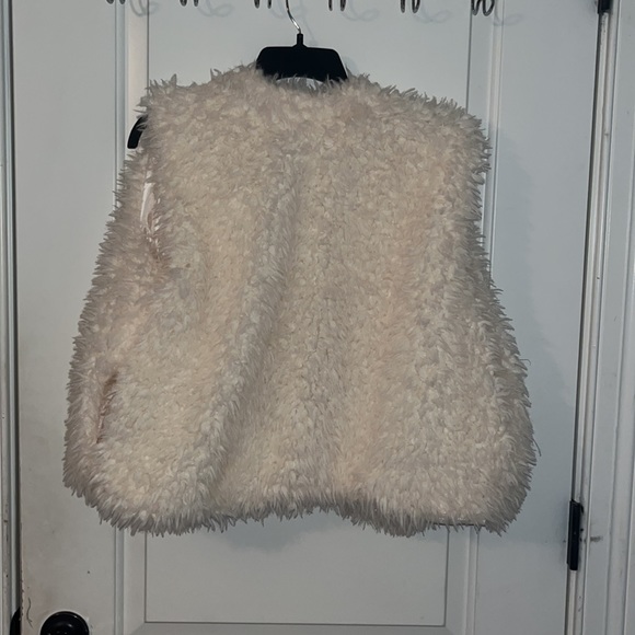 Faux fur vest, size extra large, with a soft satin lime inside. - Picture 5 of 8